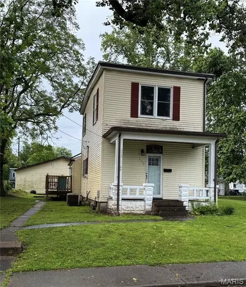 110 S 18th St, Belleville, IL 62226