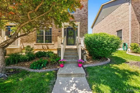 552 Queens Court Pl, Saint Peters, MO 63376