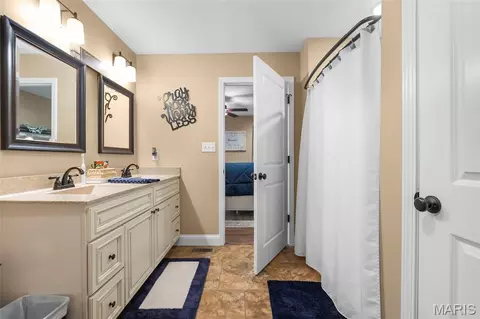 Bath - 285 Sassenach Dr, Jackson, MO 63755 photo 2 of 4