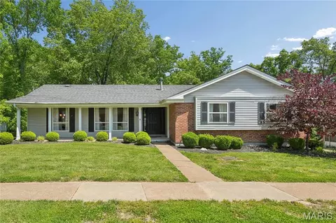 835 Bergquist Dr, Ballwin, MO 63011