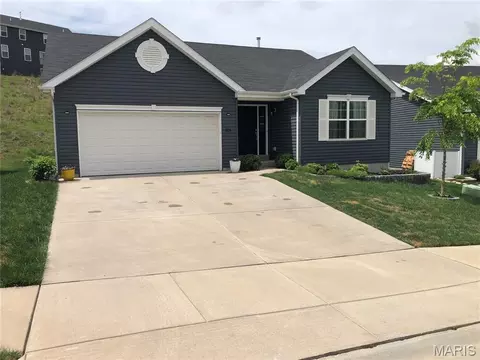 805 Valley Pine Dr, Fenton, MO 63026