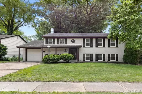 2010 E Humes Ln, Florissant, MO 63033