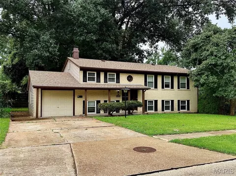 2010 E Humes Ln, Florissant, MO 63033