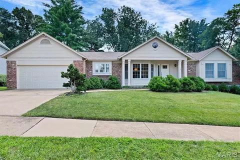 324 W Manor Dr, Chesterfield, MO 63017