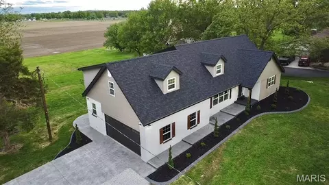 13102 Trestle Rd, Highland, IL 62249