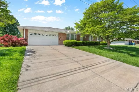 1302 Waverly Dr, Collinsville, IL 62234
