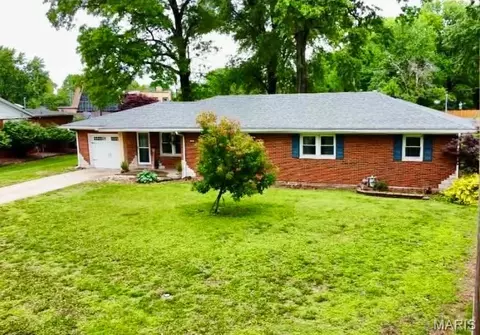 20 Oaklawn Dr, Granite City, IL 62040