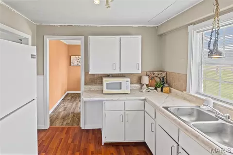 Kitchen - 570 Shellview St, Bethalto, IL 62010 photo 5 of 6