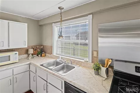 Kitchen - 570 Shellview St, Bethalto, IL 62010 photo 3 of 6