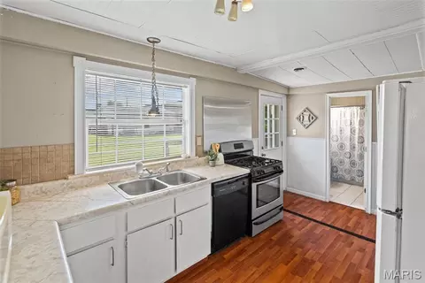 Kitchen - 570 Shellview St, Bethalto, IL 62010 photo 6 of 6