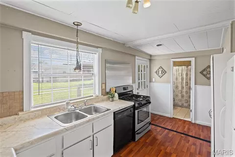 Kitchen - 570 Shellview St, Bethalto, IL 62010 photo 4 of 6