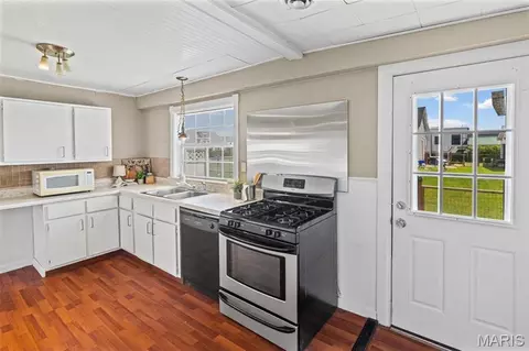 Kitchen - 570 Shellview St, Bethalto, IL 62010 photo 1 of 6