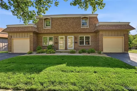 2350 Charlemagne Dr, Maryland Heights, MO 63043