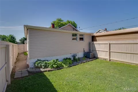 Exterior - 124 E 7th St, Roxana, IL 62084 photo 7 of 8