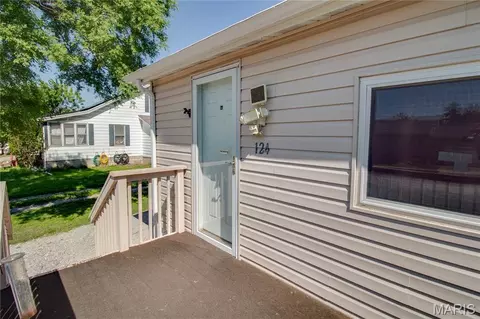 Exterior - 124 E 7th St, Roxana, IL 62084 photo 4 of 8