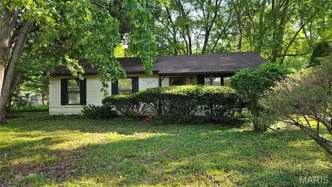 6001 Country Creek Dr, House Springs, MO 63051