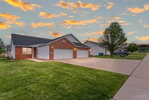 150 Field Crossing Dr #A, Highland, IL 62249