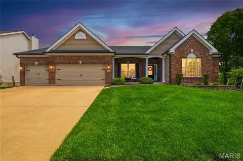 3126 Brook Hollow Dr, O'fallon, MO 63366