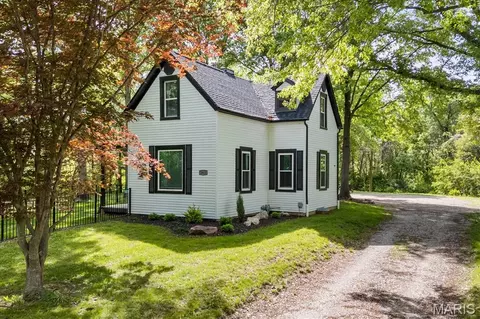 2913 Old Caseyville Rd, Swansea, IL 62226