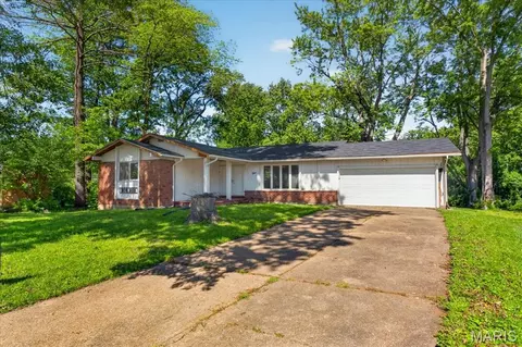 4 Cameo Ct, Florissant, MO 63033