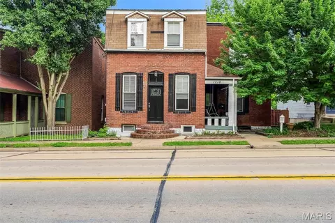 1216 N 5th St, Saint Charles, MO 63301