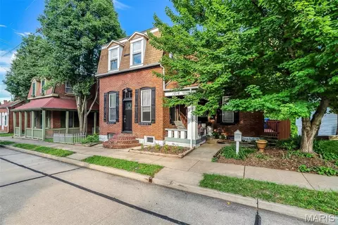 1216 N 5th St, Saint Charles, MO 63301