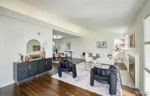 923 Swarthmore Ln, Saint Louis, MO 63130