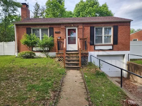 8137 Vardaman Dr, University City, MO 63130