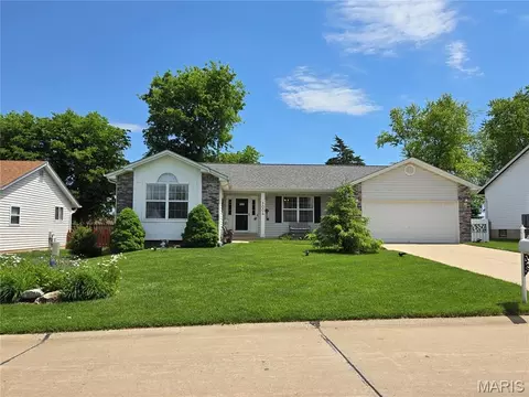 1004 N Brampton Dr, Saint Charles, MO 63304
