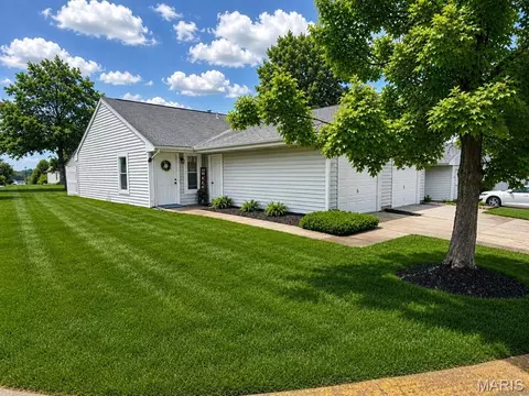 1611 Claydell Dr #18, Saint Peters, MO 63376
