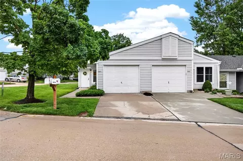 1611 Claydell Dr #18, Saint Peters, MO 63376