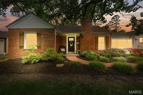 870 Victoria Pl, Saint Louis, MO 63122