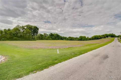 24 Northwood Dr, Bethalto, IL 62010