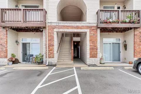 1236 Gardens Circle Dr #M, Saint Louis, MO 63125
