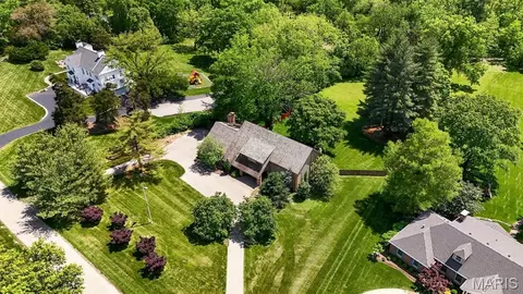 11 Denny Ln, Huntleigh, MO 63131