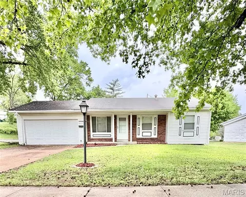 10619 Foxlair Dr, Saint Louis, MO 63137