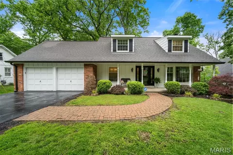 10 Chaminade Dr, Saint Louis, MO 63141