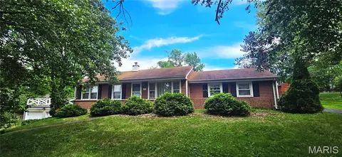 425 Bush Dr, Ballwin, MO 63021