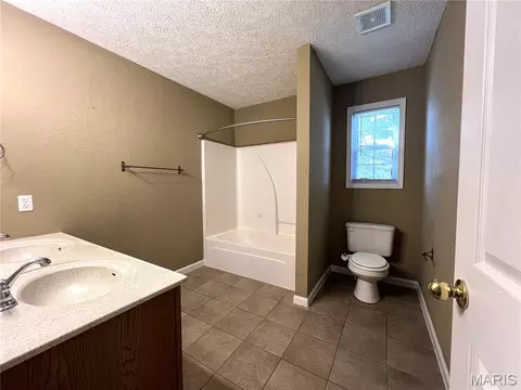 Bath - 905 Hampton Ct, Rolla, MO 65401 photo 1 of 5