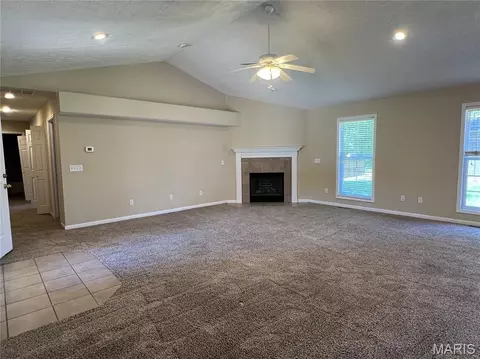 Living - 905 Hampton Ct, Rolla, MO 65401 photo 2 of 4