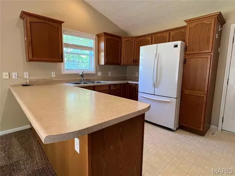 Kitchen - 905 Hampton Ct, Rolla, MO 65401 photo 2 of 2