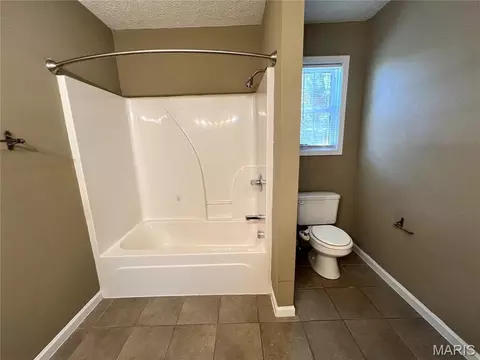 Bath - 905 Hampton Ct, Rolla, MO 65401 photo 3 of 5