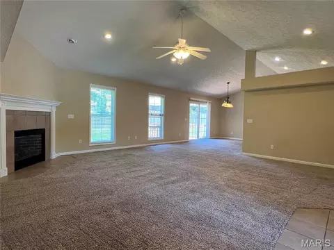 Living - 905 Hampton Ct, Rolla, MO 65401 photo 3 of 4