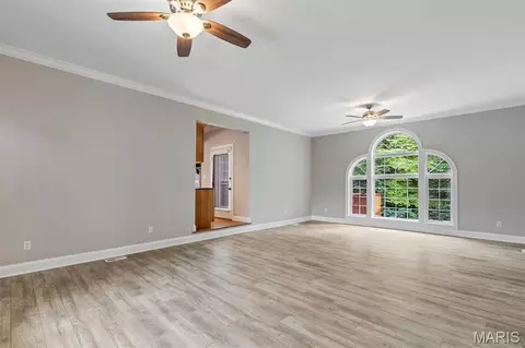 Living - 144 Cherokee Ct, Pacific, MO 63069 photo 2 of 10