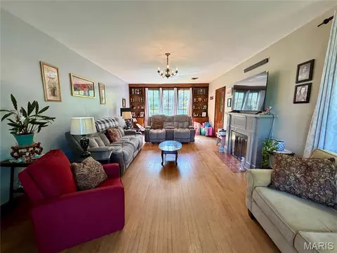 Living - 110 Shepherd Pl, Hannibal, MO 63401 photo 1 of 2