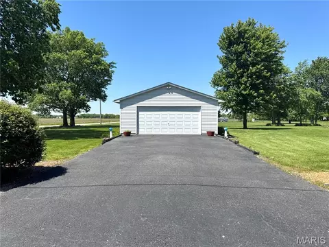 Exterior - 618 S Central St, Coffeen, IL 62017 photo 4 of 7