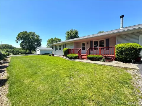 Exterior - 618 S Central St, Coffeen, IL 62017 photo 3 of 7