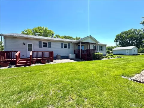 Exterior - 618 S Central St, Coffeen, IL 62017 photo 2 of 7