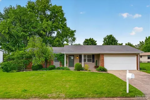 4 Glenview Dr, Saint Charles, MO 63304