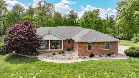 31531 Oak Trail Dr, Brighton, IL 62012